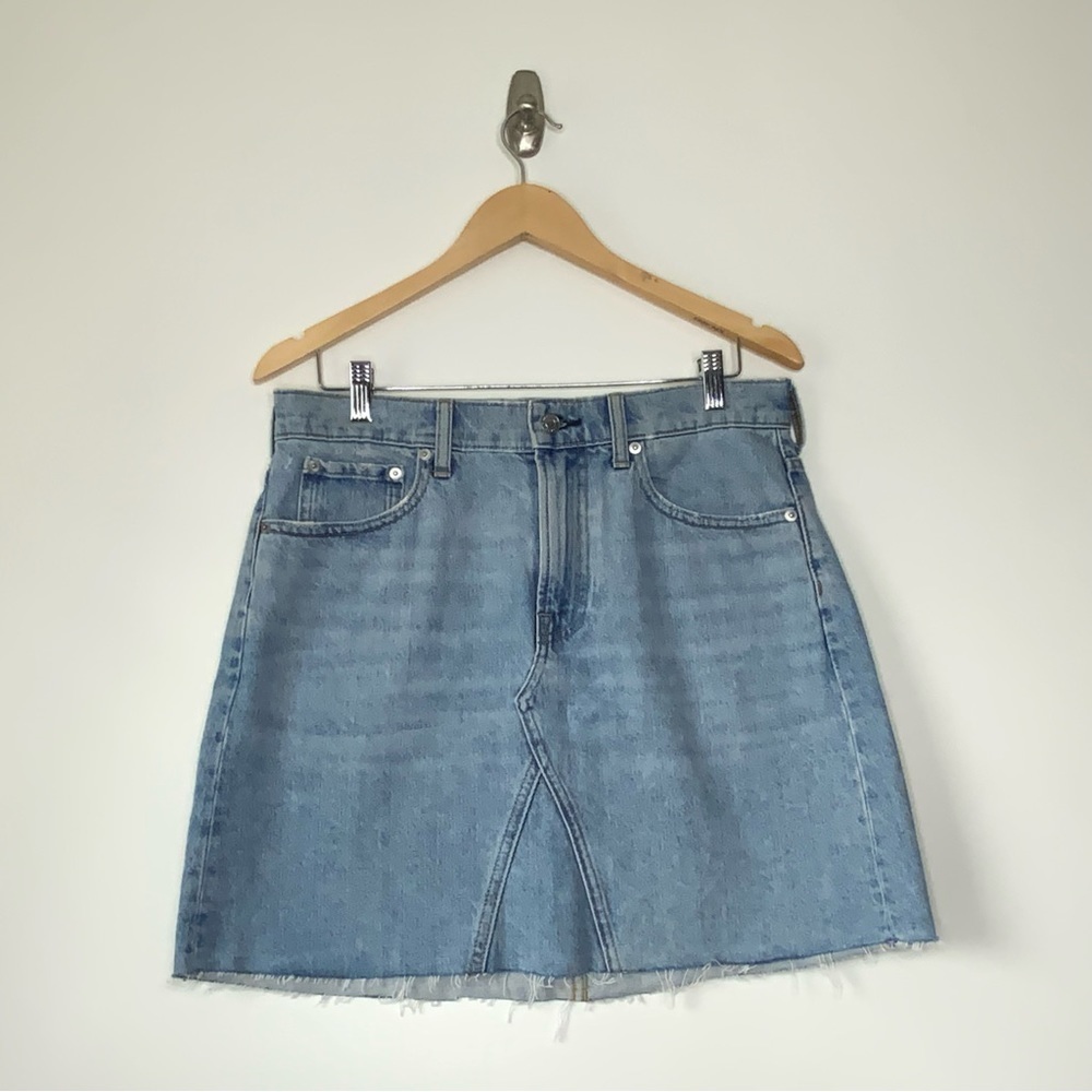 EVERLANE Denim Reconstructed Mini Skirt.‎ Size 30. Light Wash.